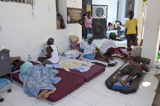 Cholera-Patienten vor dem St. Nicholas Krankenhaus in St. Marc