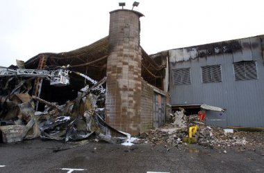 Großbrand verwüstet Messehalle in Coronmeuse