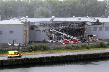 Großbrand verwüstet Messehalle in Coronmeuse