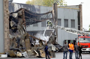 Großbrand verwüstet Messehalle in Coronmeuse