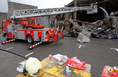 Großbrand verwüstet Messehalle in Coronmeuse