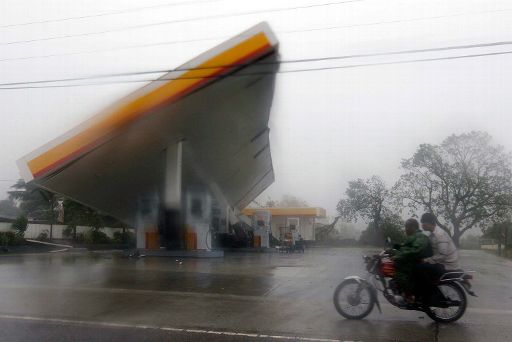 Taifun Megi tobt über den Philippinen: Eine Tankstelle in der Provinz Isabela (Insel Luzon)