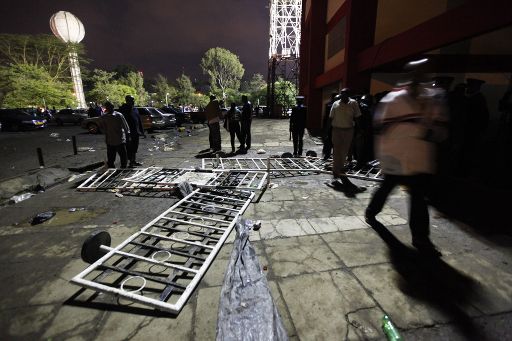 Abgerissene Absperrungen vor dem Nyayo National Stadion in Nairobi, Kenia