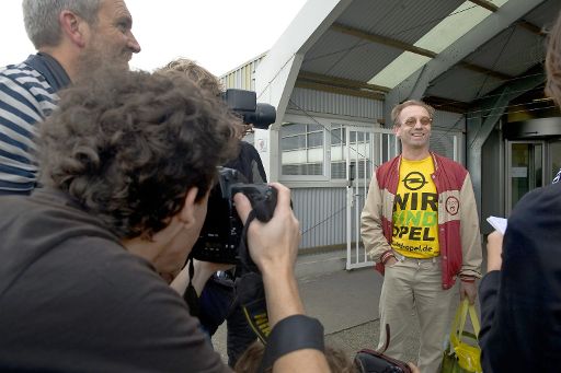 "Wir sind Opel": einer der Mitarbeiter des Opel-Werks in Antwerpen (4.10.)