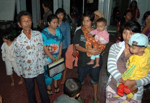 Provinzhauptstadt Padang auf Sumatra: Menschen warten vor ihren Häusern