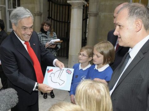 Chiles Präsident Pineira erhält eine Glückwunschkarte von Londoner Primarschülern