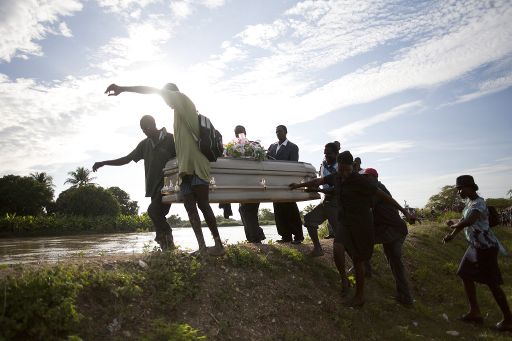Drouin, Provinz Artibonite: Angehörige beerdigen einen Cholera-Toten