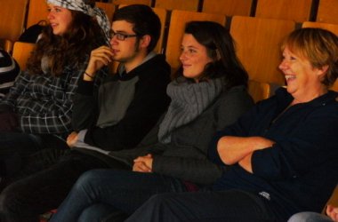 Rechts: Theaterpädagogin der DG Helga Kohnen