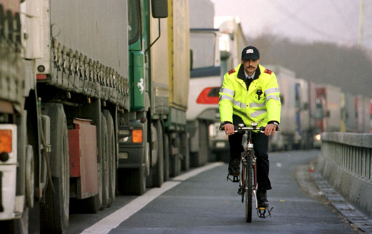 Ein Warnsystem soll den LKW-Fahrer informieren, dass sich jemand im toten Winkel befindet