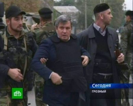 Tschetschenische Polizisten befreien die Geiseln aus dem Parlament