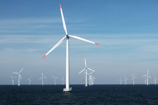 Ein Windpark auf hoher See in Dänemark