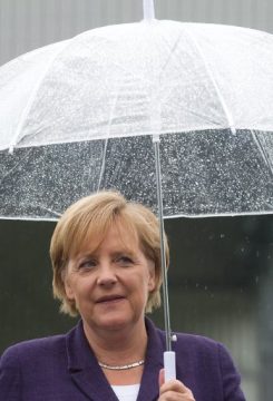 Angela Merkel und der Schirm