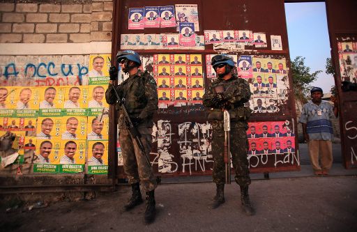 Haiti: Blauhelme bewachen ein Wahlbüro
