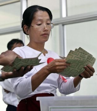 Wahlen in Birma: Eine Wahlhelferin zählt Stimmen in der Hauptstadt Naypyitaw