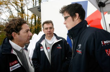 Thierry Neuville im Gespräch mit Kronos-Chef Marc Van Dalen (links)