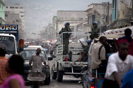 Blauhelm-Soldaten patrouillieren in der Grand Rue von Port-au-Prince