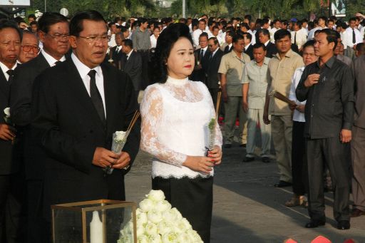 Trauertag in Kambodscha: Premierminister Hun Sen mit Frau Bun Rany