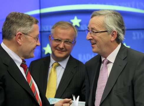 Klaus Regling (Chef der Europäischen Finanzstabilität), Olli Rehn (EU-Wirtschaftskommissar) und Jean-Claude Juncker (Luxemburgs Premier und Präsident der Euro-Gruppe)