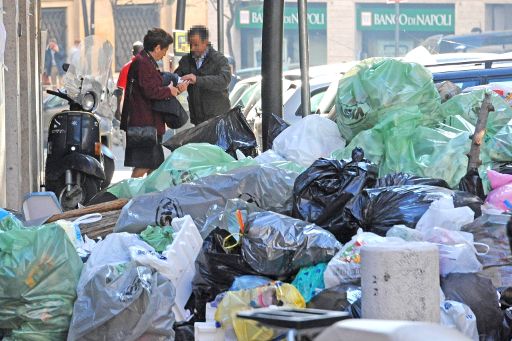 Neapel versinkt erneut im Müll