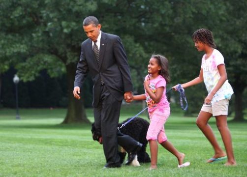 US-Präsident Barack Obama mit seinen Töchtern Sasha und Malia und Hund Bo