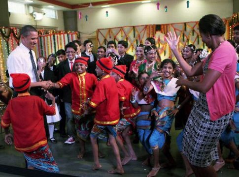 US-Präsident Obama und Gattin Michelle mit Schulkindern in Mumbai