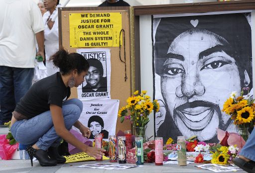 Kerzen vor einem Porträt des getöteten Afroamerikaners Oscar Grant in Oakland (5.11.)