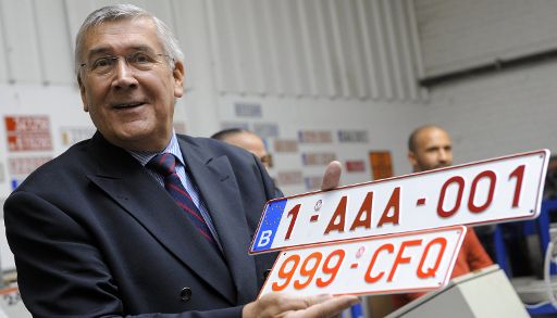Verkehrsminister Schouppe präsentiert das neue europäische Nummernschild und das alte belgische Model