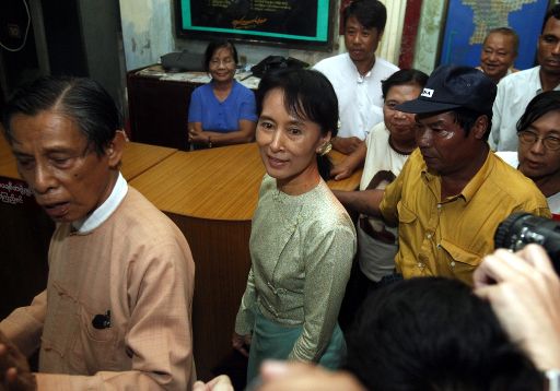Suu Kyi im Parteibüro in Yangon (15. November)