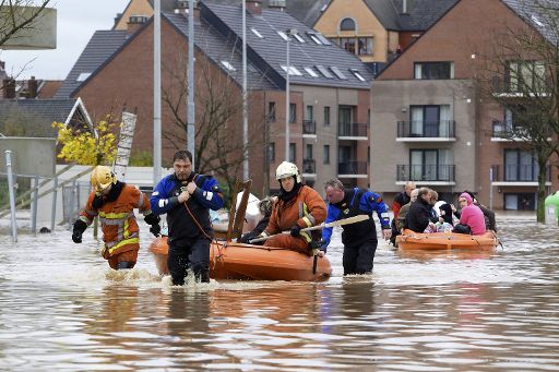 Tubize (Wallonisch Brabant): Rettungskräfte evakuieren die Flutopfer