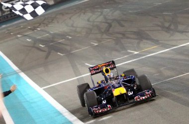 Red Bull-Pilot Vettel fährt über die Ziellinie