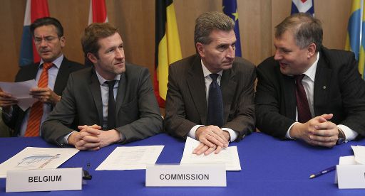 Maxime Verhagen, niederländischer Außenminister, Paul Magnette, EU-Kommissar Günther Oettinger und der norwegische Energieminister Terje Riis-Johansen am 3.12. in Brüssel