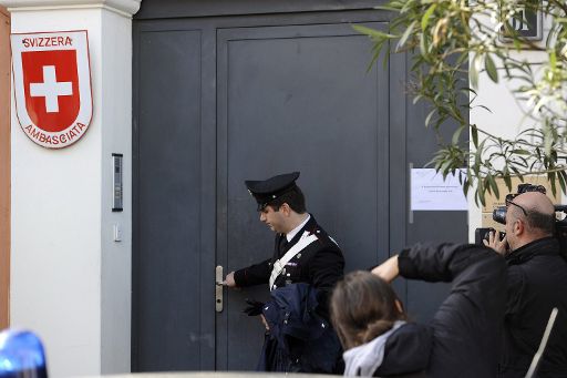 Ein Polizist vor der Schweizer Botschaft in Rom