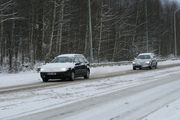 Schnee und Eis behindern den Verkehr in Ostbelgien