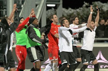 Spieler der AS zelebrieren das 1:0 gegen Charleroi