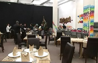 Improvisiertes Restaurant in einer Brüsseler Halle