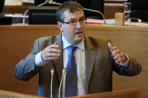 Pierre-Yves Jeholet im Wallonischen Parlament