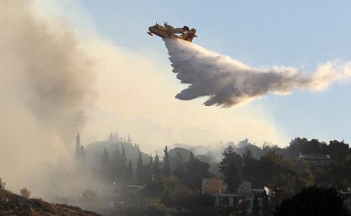 Griechisches Löschflugzeug im Einsatz über dem Karmel, nahe Haifa