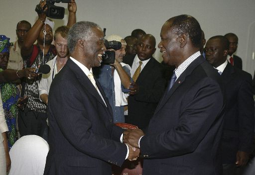 Der frühere südafrikanische Präsident Mbeki mit Alassane Ouattara