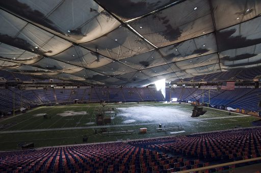 Dach des Minneapolis Metrodome unter der Schneelast eingestürzt