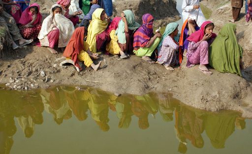 Camp von Dadu (Provinz Sindh): Warten auf Lebensmittel