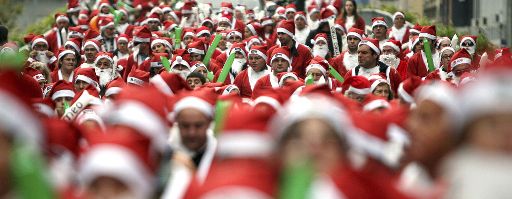 Invasion der Weihnachtsmänner in Porto