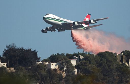 Israel: Löschflugzeug 'Evergreen Supertanker' über dem Dorf Ein Hawd südlich von Haifa