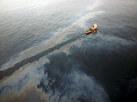 Ölteppich vor Tarragona