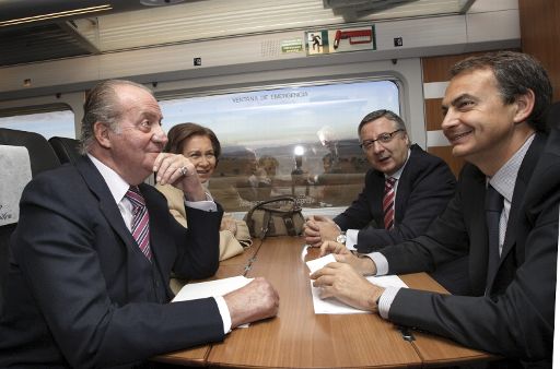 Spaniens König Juan Carlos (li) und Ehefrau Sofia mit Premier Rodriguez Zapatero (r) and Infrastrukturminister Jose Blanco