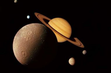 Voyager: Dione und Saturn, 1980