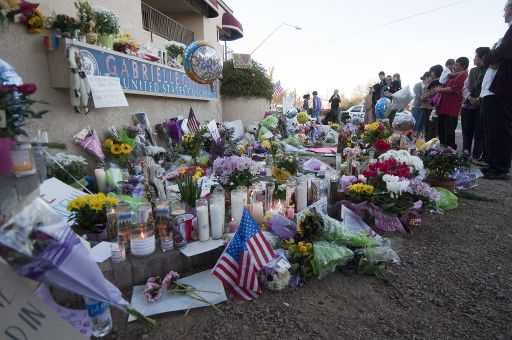 Tatort: Parkplatz vor dem Supermarkt in Tucson mit Blumen und Kerzen übersät