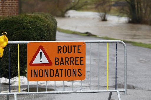 Hochwasser: Straße wegen Überschwemmungen gesperrt