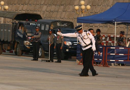 Polizeibarrikaden vor dem neuen Parlament in Naypyitaw