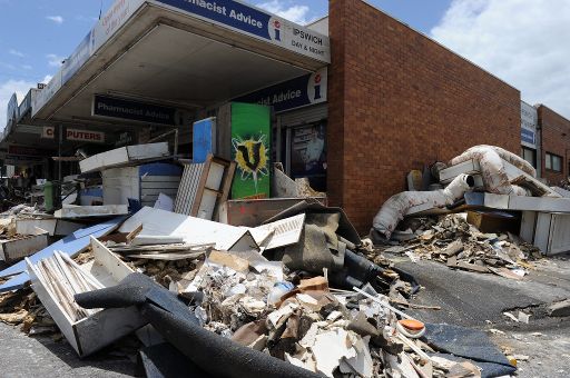 Brisbane: Ablaufendes Wasser macht Schäden sichtbar