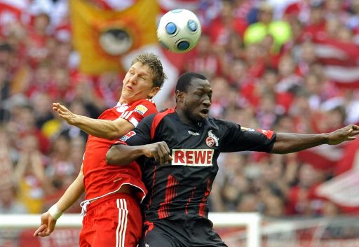 Manasseh Ishiaku im Kampf mit Bastian Schweinsteiger (Oktober 09)